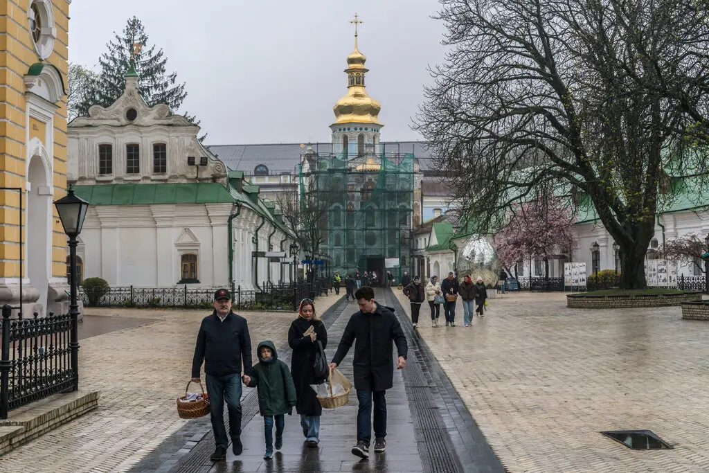 Веруючі прибувають на православну пасхальну службу до Свято-Успенського собору, частини комплексу культових споруд у Києві, які до війни використовувалися виключно філією РПЦ.
